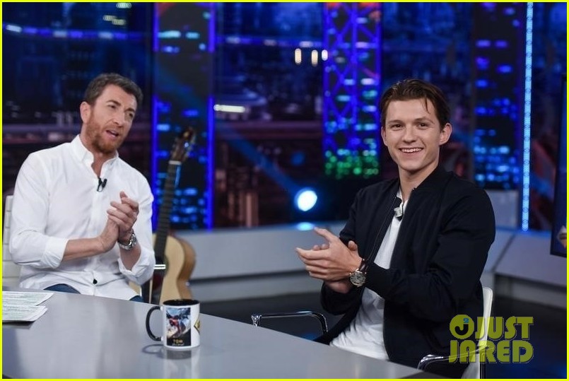 tom holland teaches spanish tv show host how to be spider man 09