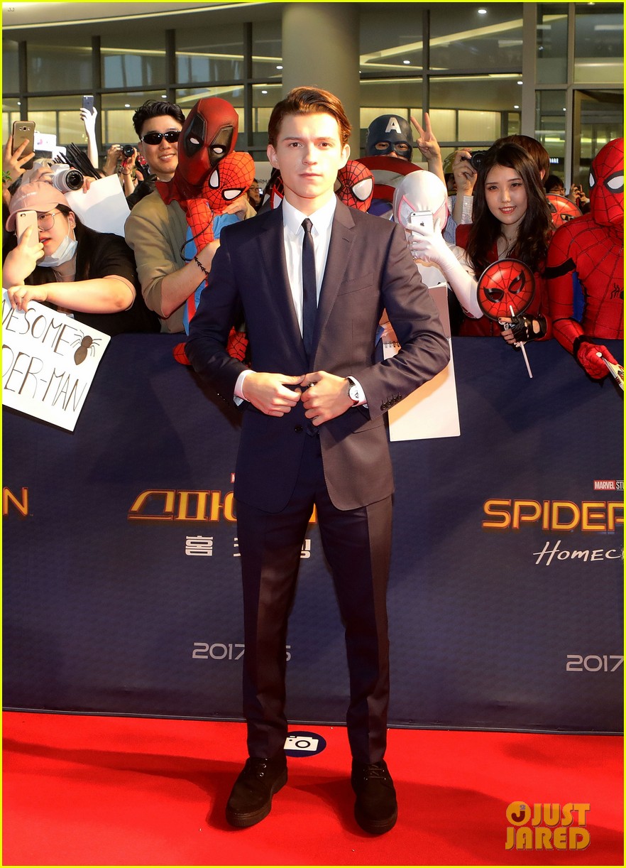 tom holland surrounded by spider men at seoul premiere 02