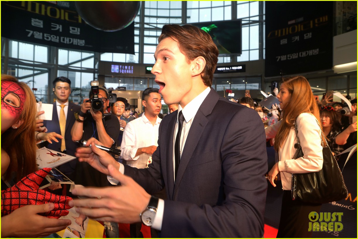 tom holland surrounded by spider men at seoul premiere 04