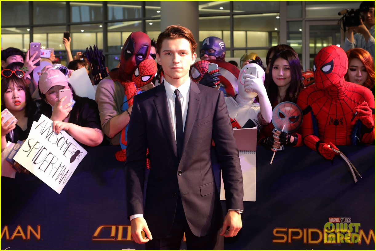tom holland surrounded by spider men at seoul premiere 06
