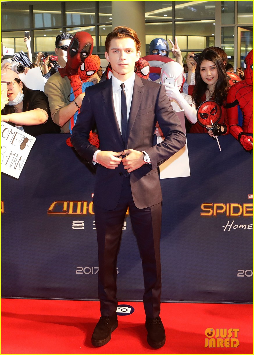 tom holland surrounded by spider men at seoul premiere 07