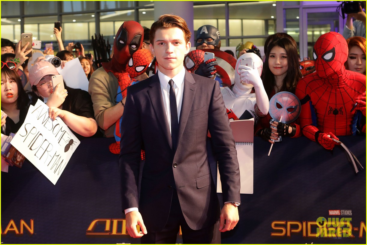 tom holland surrounded by spider men at seoul premiere 08
