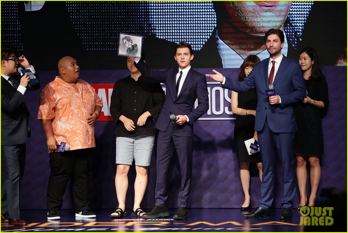 tom holland surrounded by spider men at seoul premiere 12