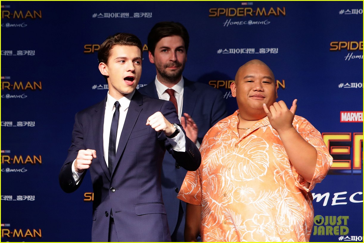 tom holland surrounded by spider men at seoul premiere 13