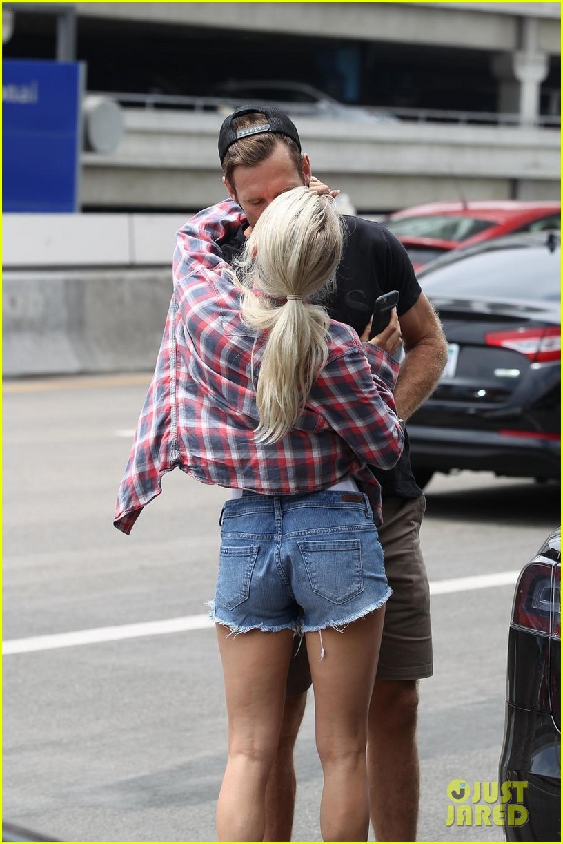 julianne hough kisses brooks laich goodbye at the airport 08