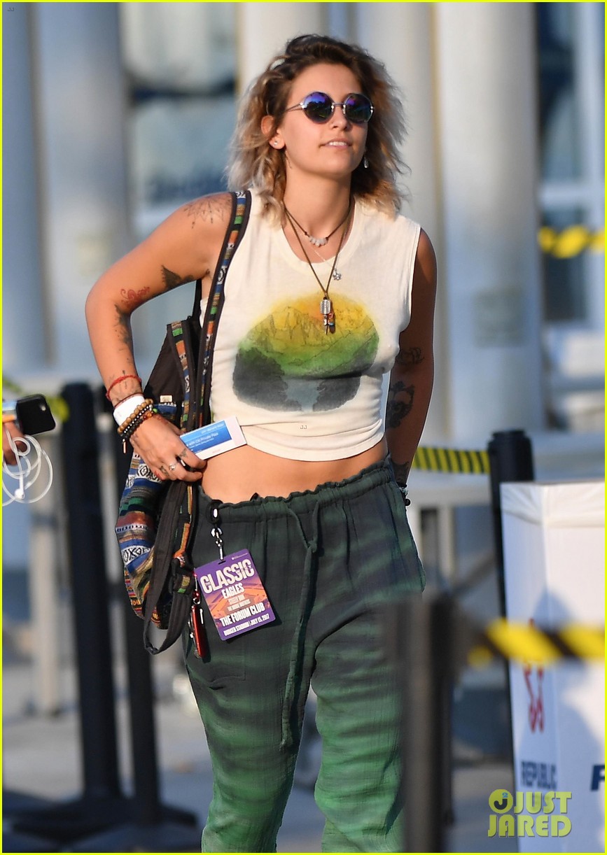 paris jackson spends the night at a concert with friends 01