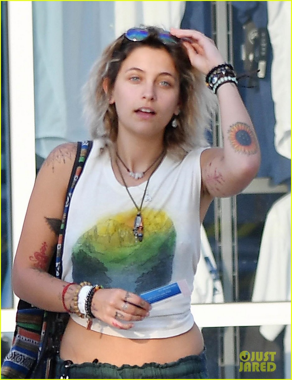 paris jackson spends the night at a concert with friends 02