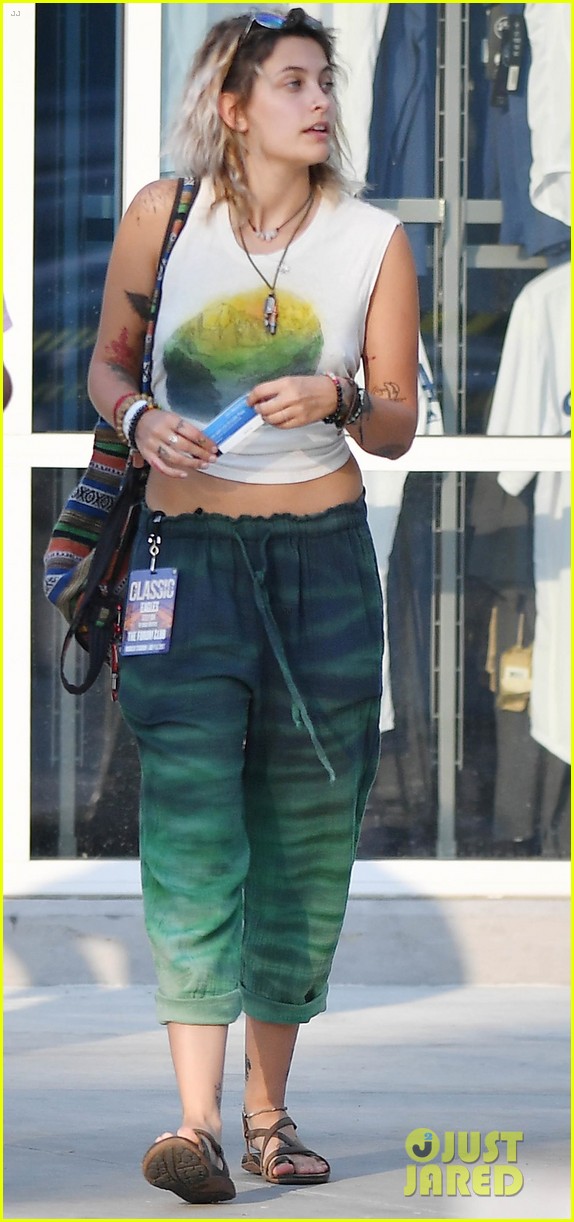 paris jackson spends the night at a concert with friends 03