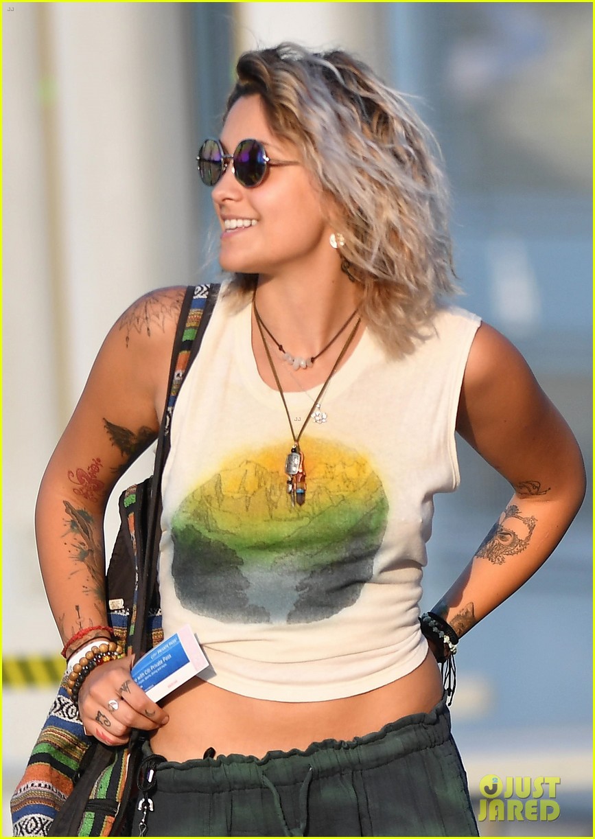 paris jackson spends the night at a concert with friends 04