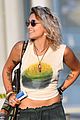 paris jackson spends the night at a concert with friends 04