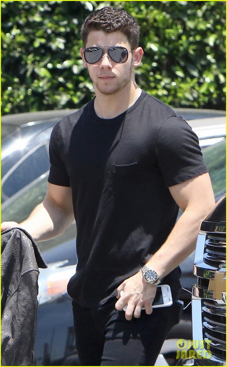 nick jonas shows off his buff biceps in a tight t shirt 05