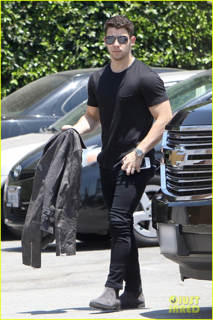 nick jonas shows off his buff biceps in a tight t shirt 08