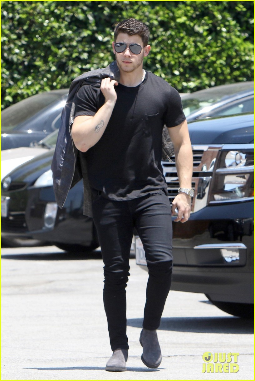 nick jonas shows off his buff biceps in a tight t shirt 10