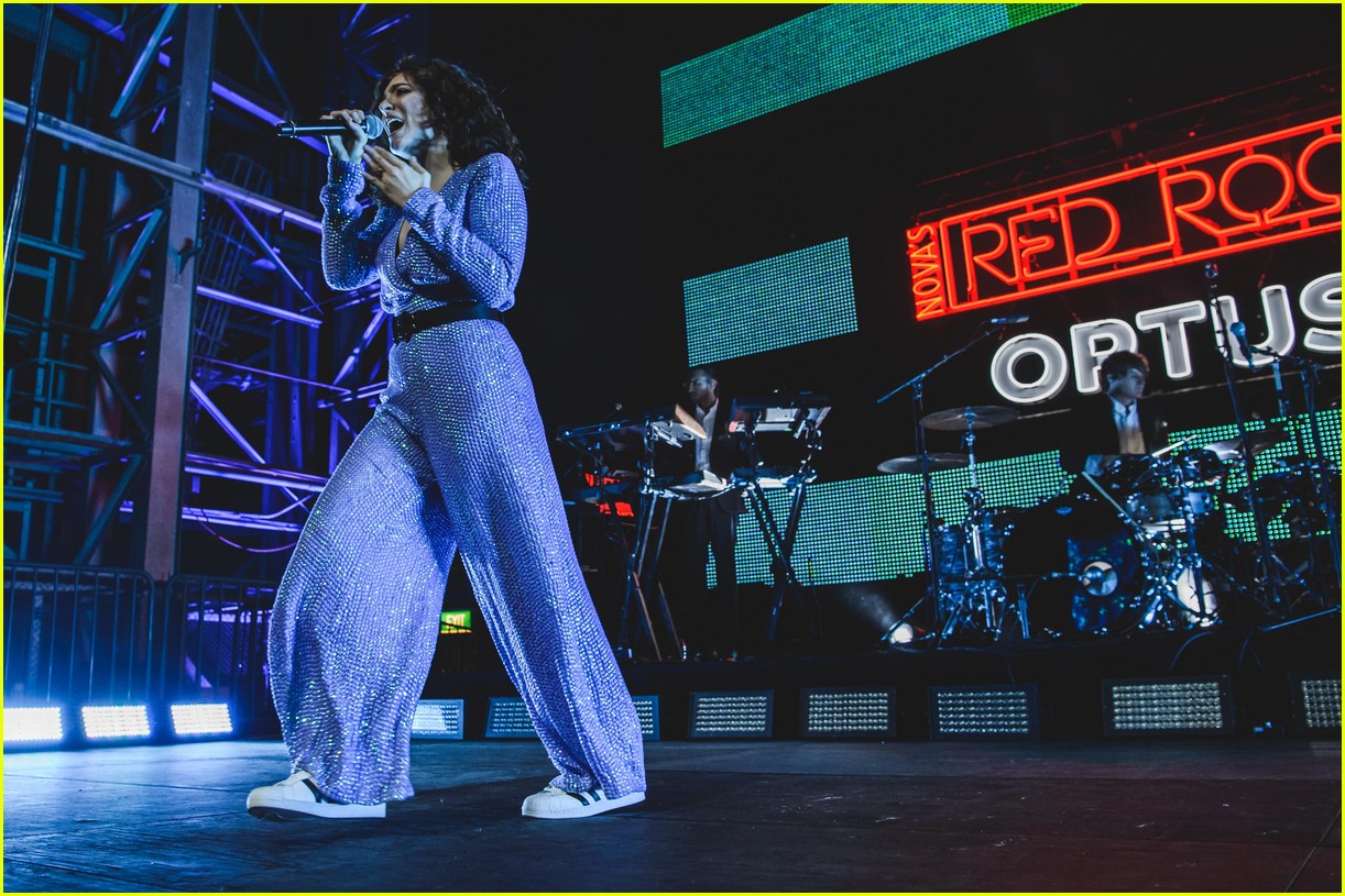 lorde sings and dances her way through melodrama during exclusive show 03