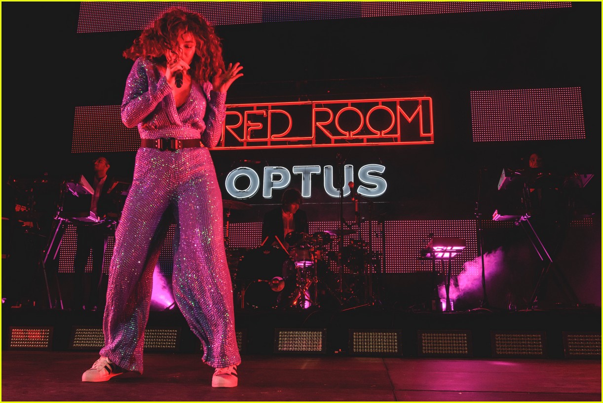 lorde sings and dances her way through melodrama during exclusive show 06