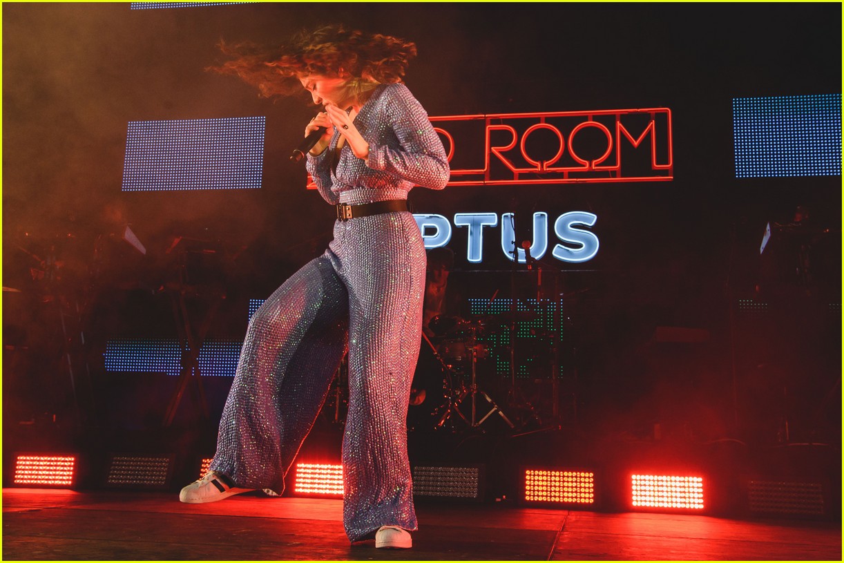 lorde sings and dances her way through melodrama during exclusive show 10