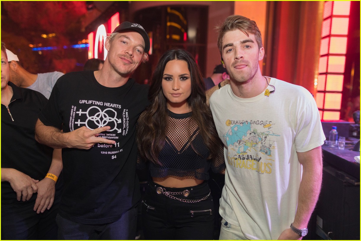 demi lovato gets support nina dobrev and glen powell at house party tour in vegas 10
