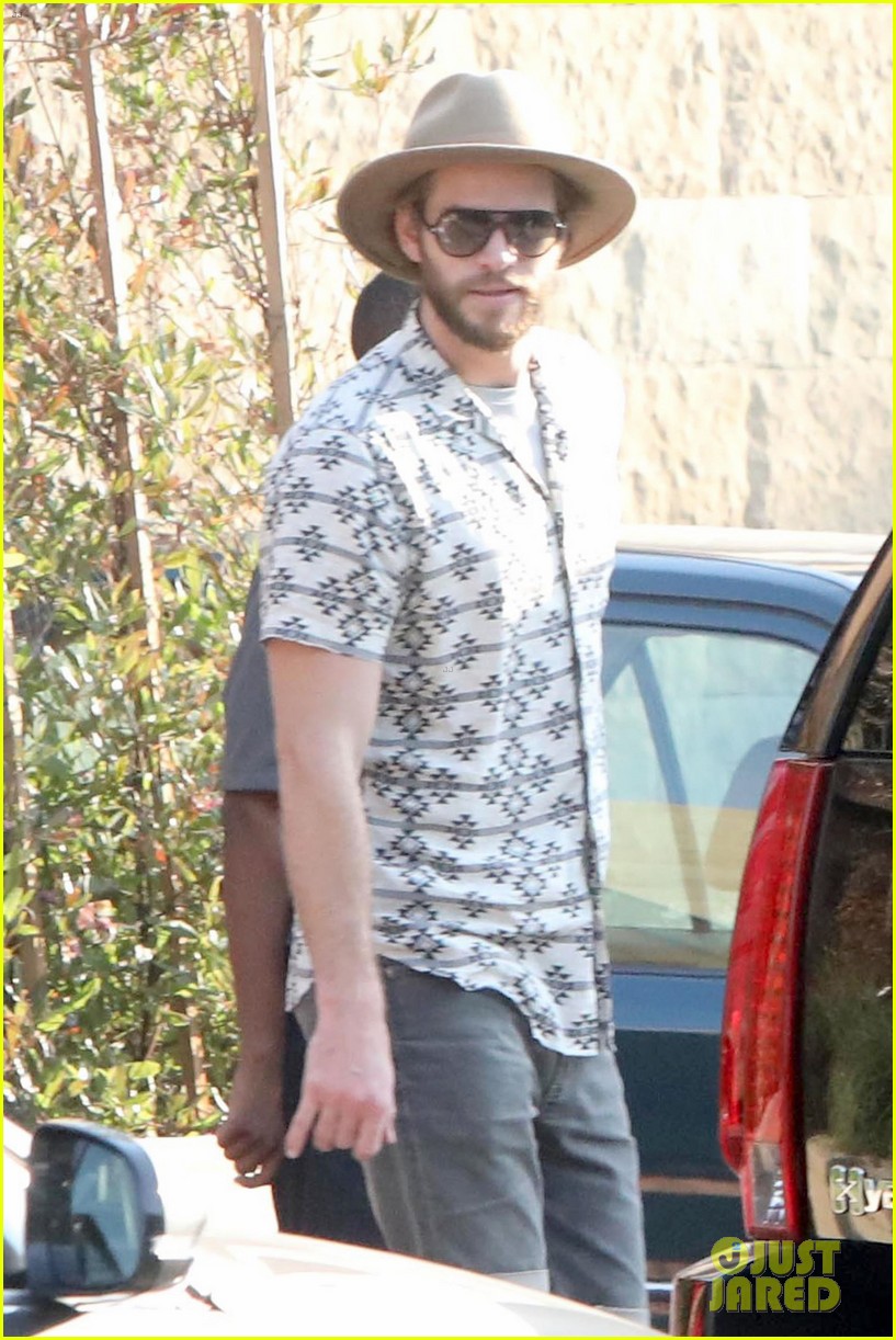 miley cyrus liam hemsworth dine with her family 01