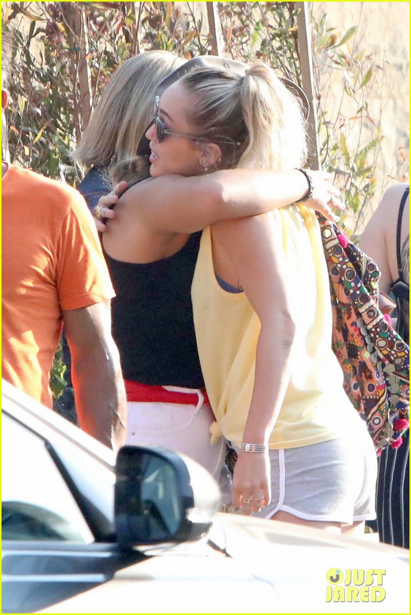 miley cyrus liam hemsworth dine with her family 02