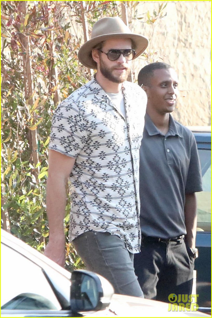 miley cyrus liam hemsworth dine with her family 05
