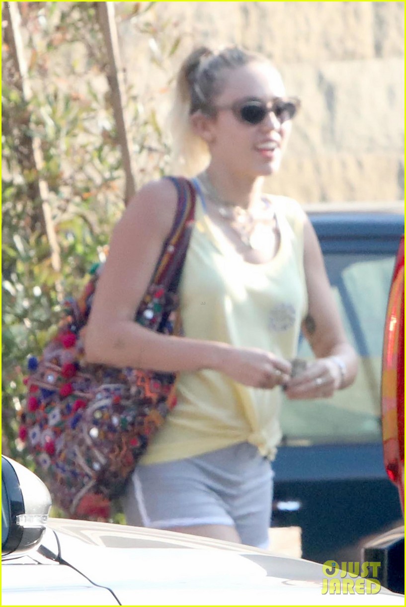 miley cyrus liam hemsworth dine with her family 06