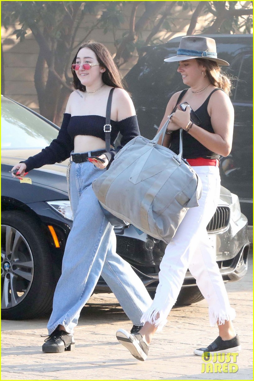 miley cyrus liam hemsworth dine with her family 07