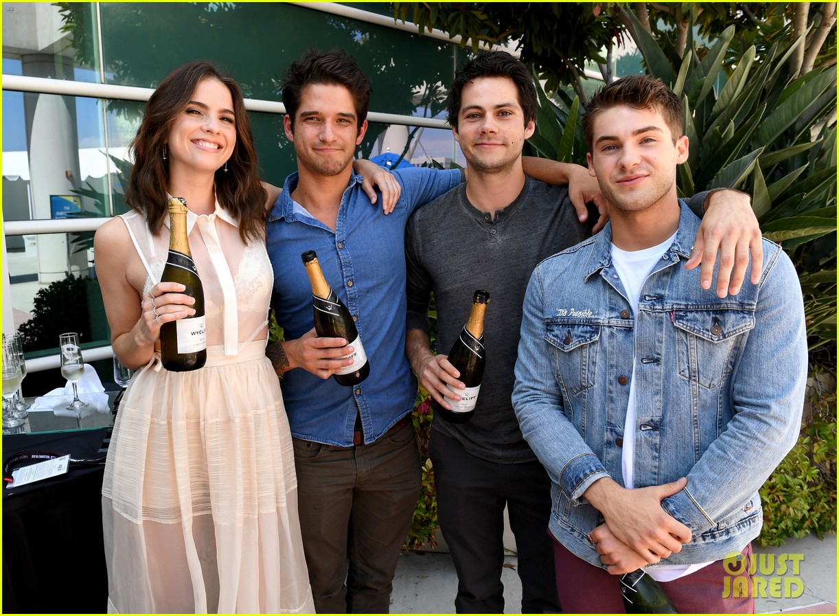 dylan obrien reunites with teen wolf cast at comic con 01