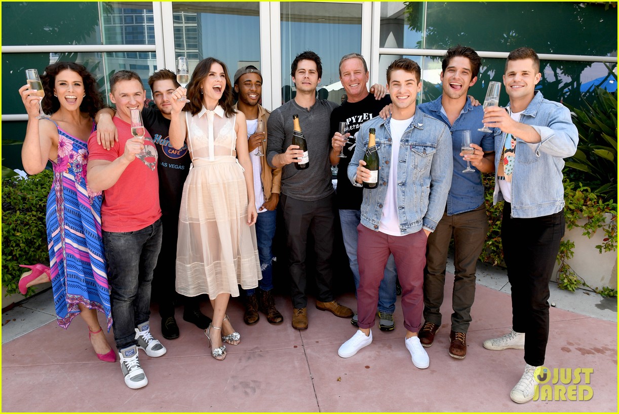 dylan obrien reunites with teen wolf cast at comic con 04