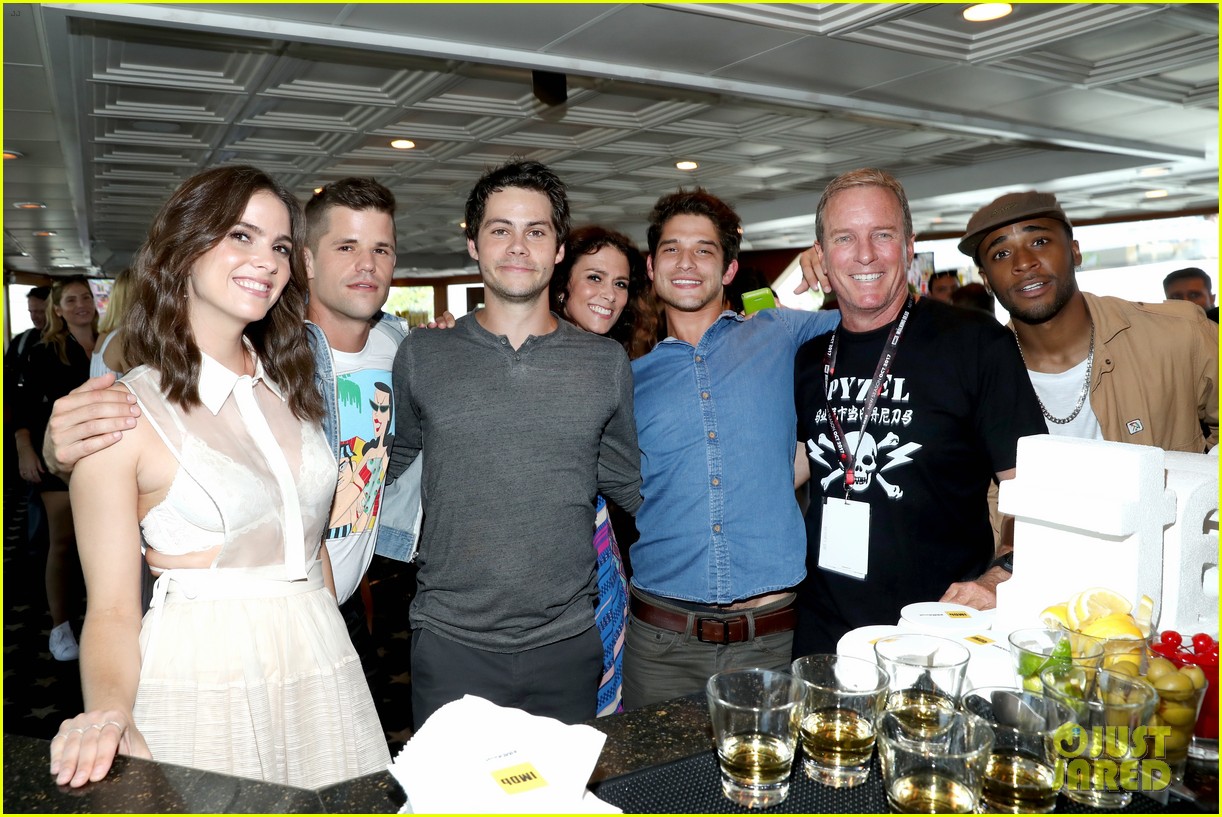 dylan obrien reunites with teen wolf cast at comic con 06