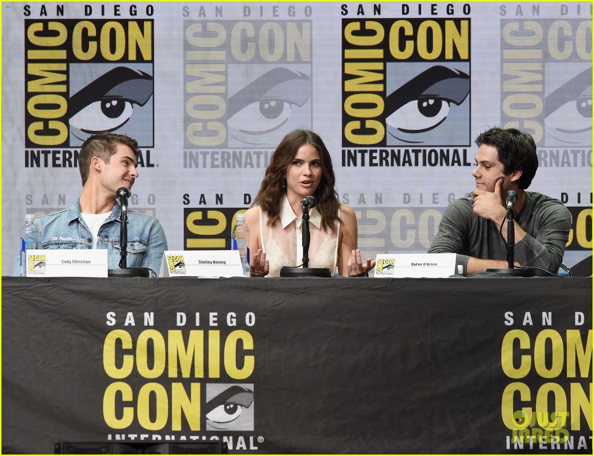 dylan obrien reunites with teen wolf cast at comic con 18