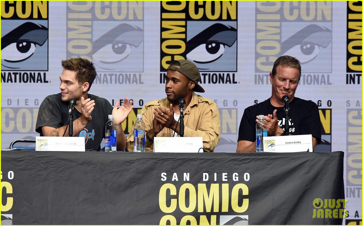 dylan obrien reunites with teen wolf cast at comic con 19