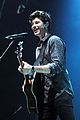 shawn mendes looking cute in concert 01