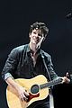 shawn mendes looking cute in concert 04