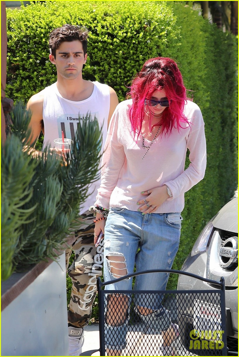 bella thorne grabs lunch with max ehrich 01