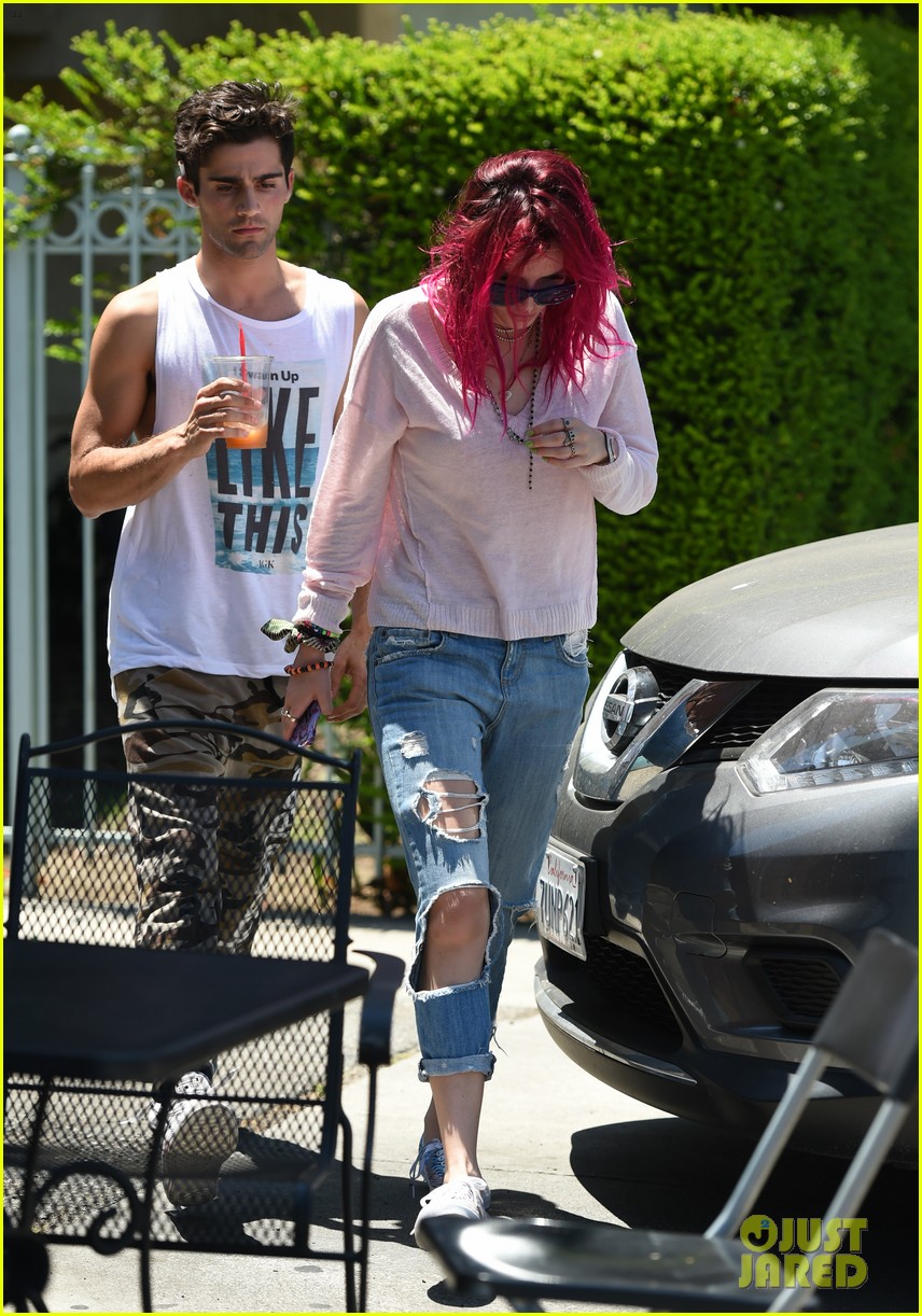 bella thorne grabs lunch with max ehrich 04