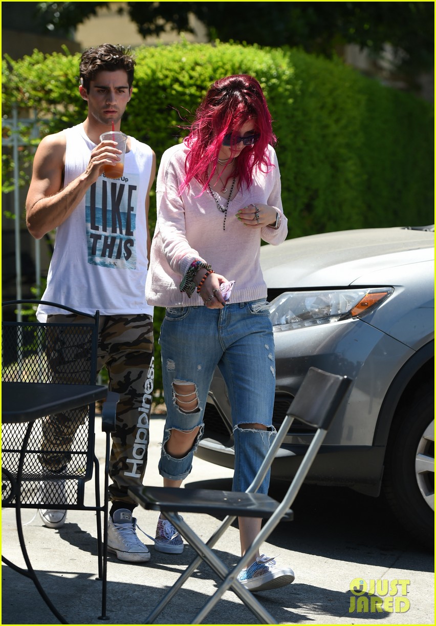 bella thorne grabs lunch with max ehrich 08