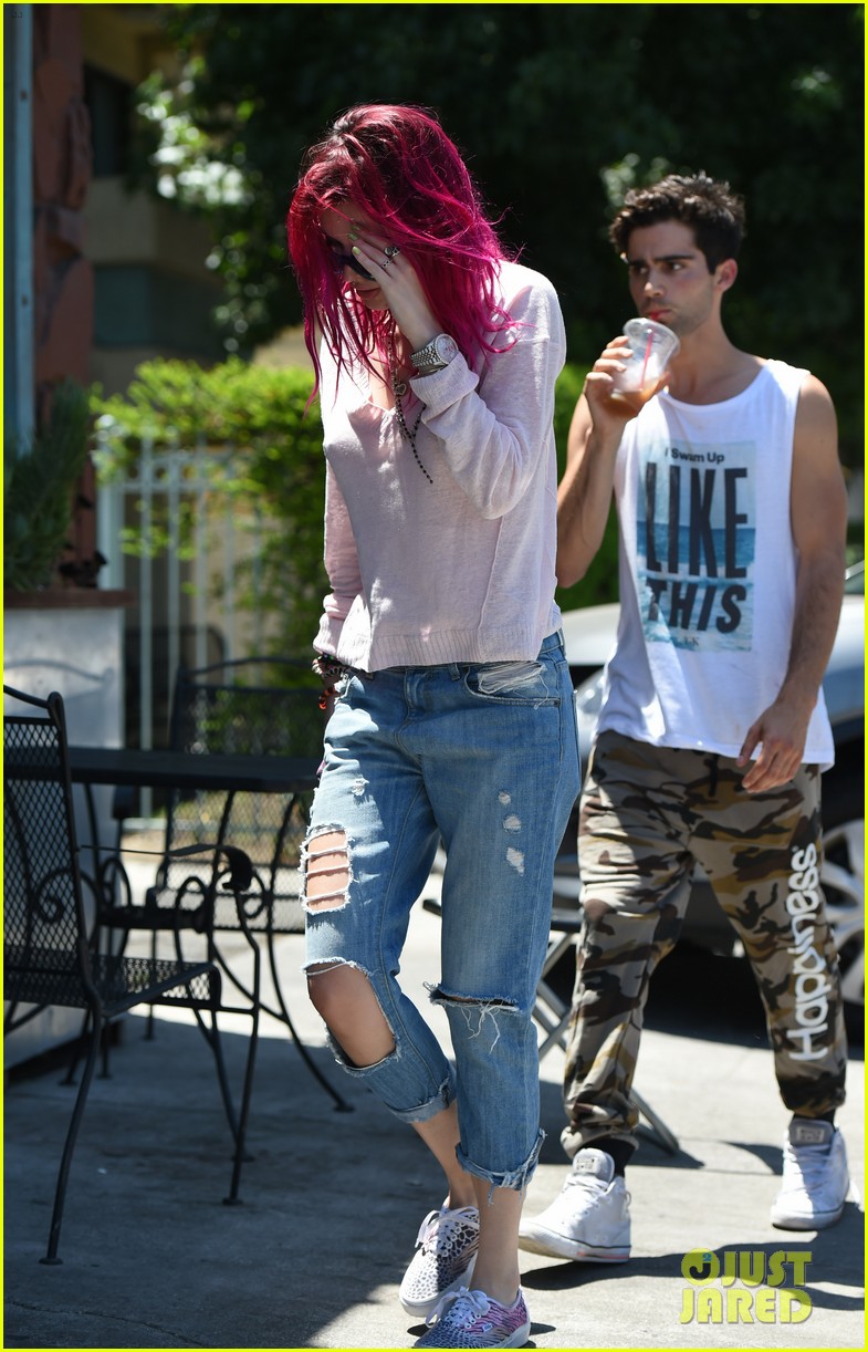 bella thorne grabs lunch with max ehrich 11