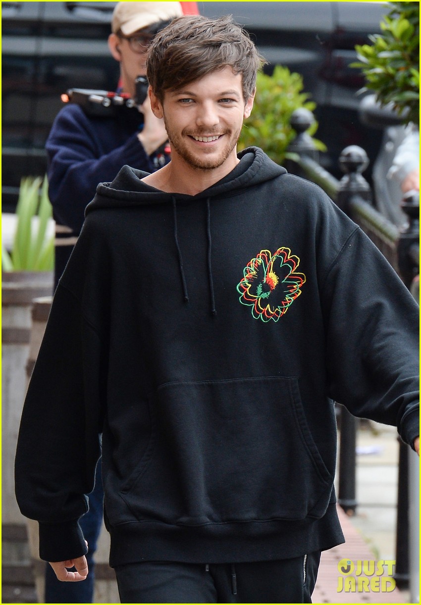 louis tomlinson takes selfies with fans while promoting back to you 02