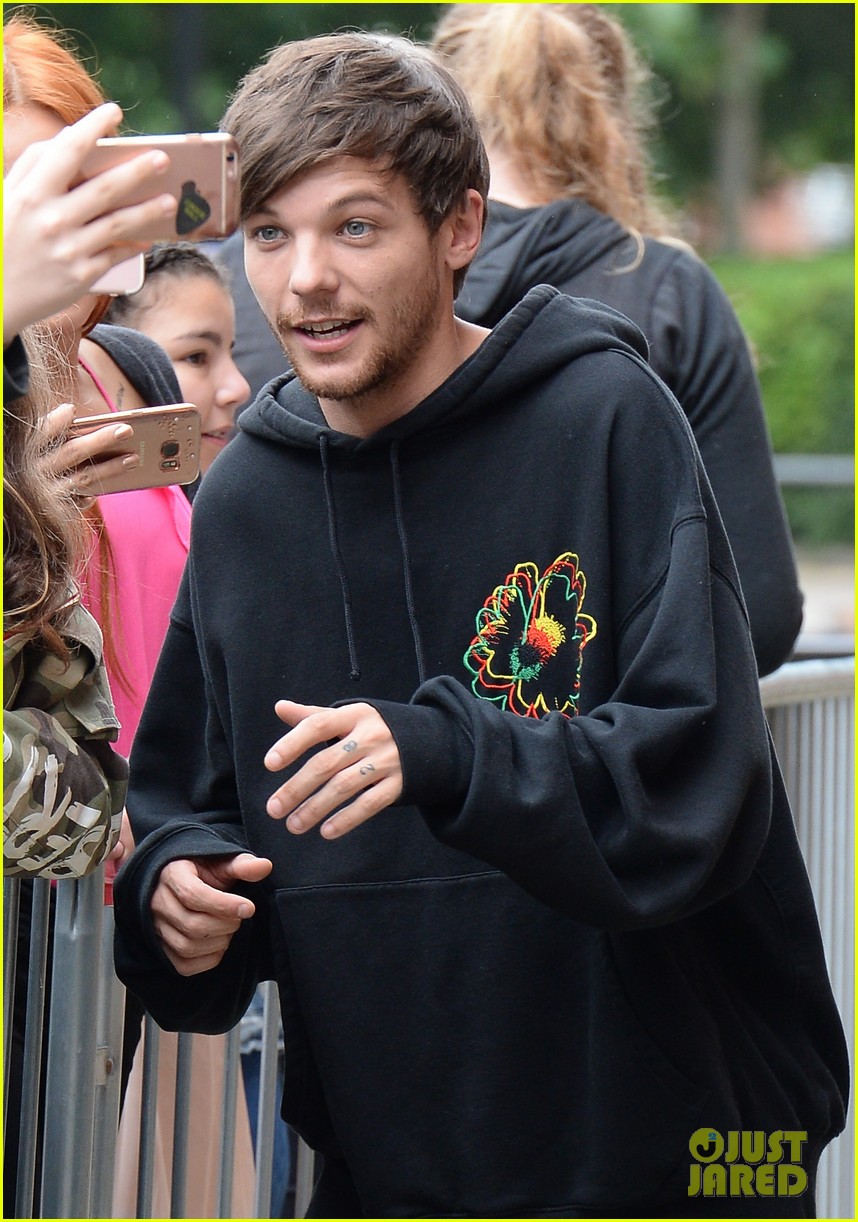 Louis Tomlinson Takes a Break From Tour, Hangs Out at Pub With Friends:  Photo 4989216, Louis Tomlinson Photos