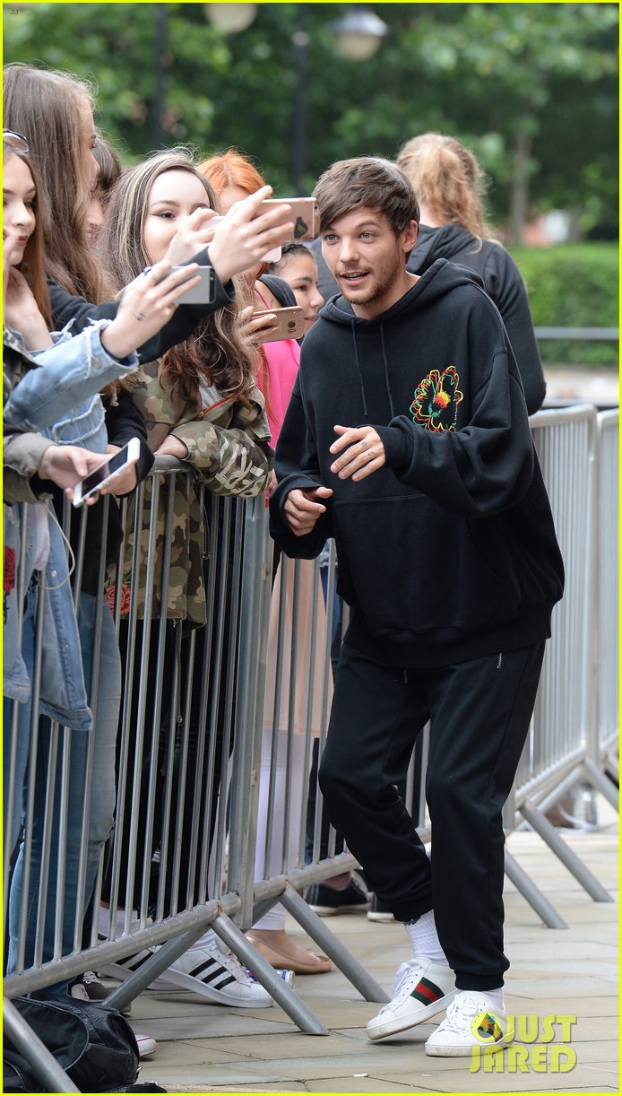 louis tomlinson takes selfies with fans while promoting back to you 05