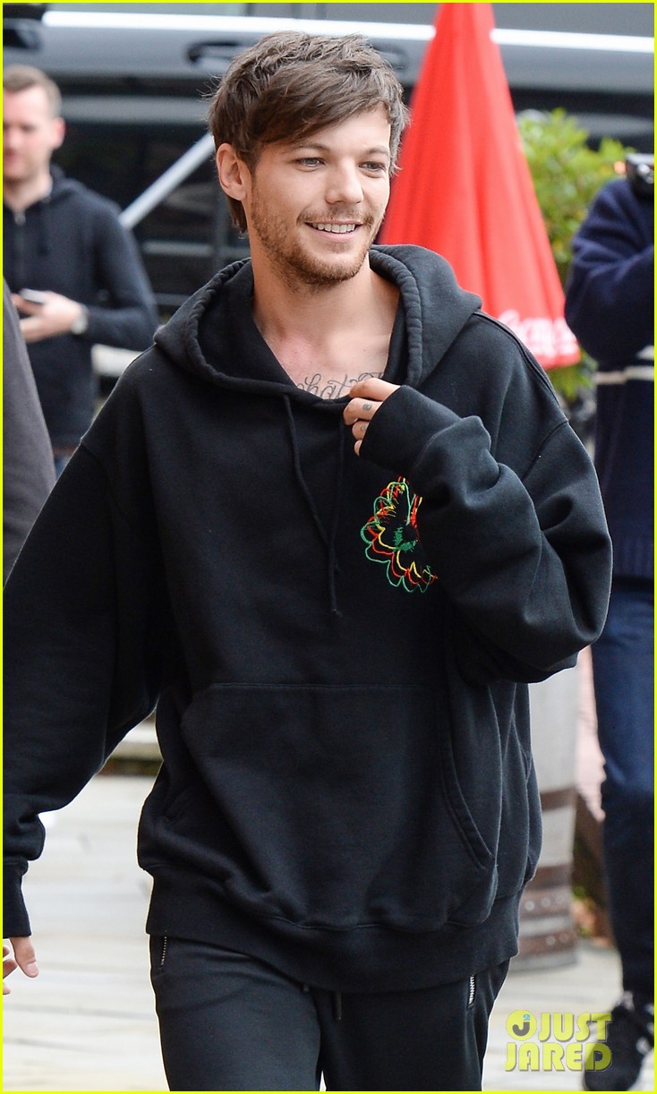 louis tomlinson takes selfies with fans while promoting back to you 06