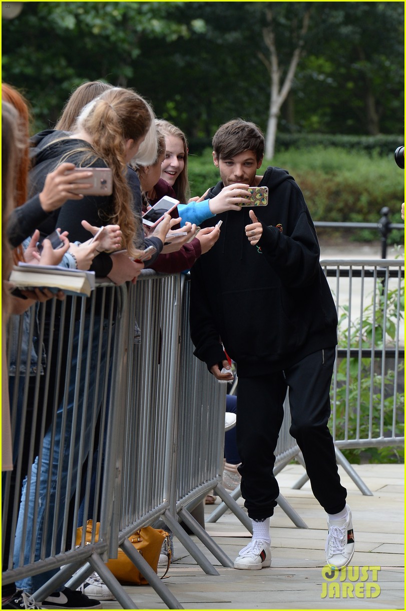 louis tomlinson takes selfies with fans while promoting back to you 09