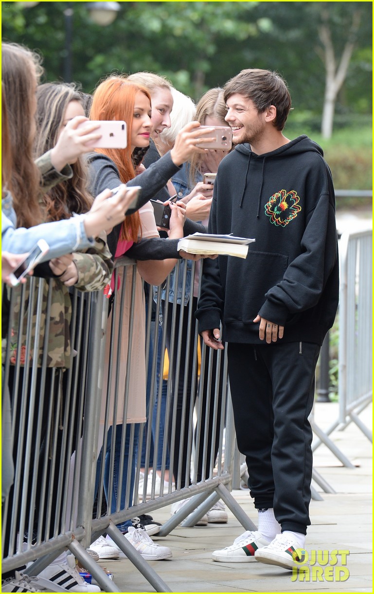 louis tomlinson takes selfies with fans while promoting back to you 10