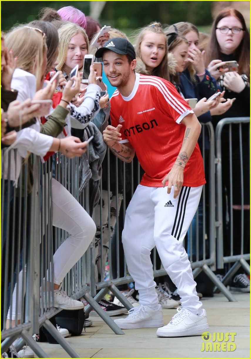 louis tomlinson debuts e tattoo fans link to eleanor calder 02