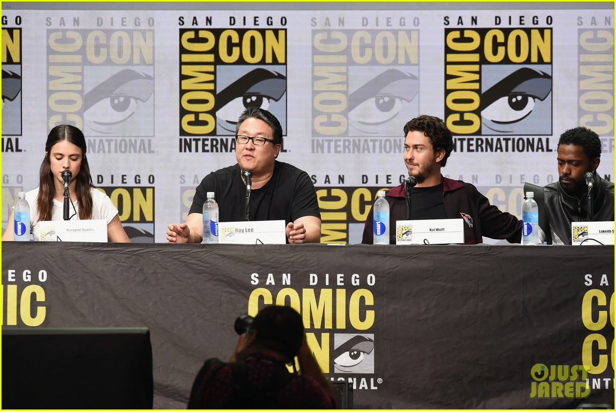 nat wolff and margaret qualley join death note co stars at comic con2 03