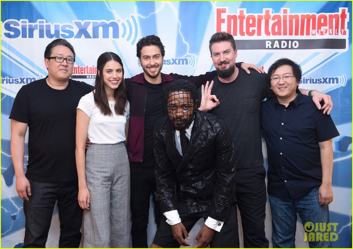 nat wolff and margaret qualley join death note co stars at comic con2 05