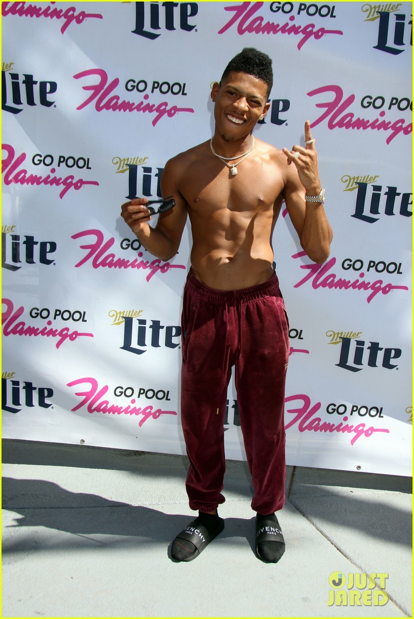 bryshere gray shows off ripped body at flamingo pool party 03
