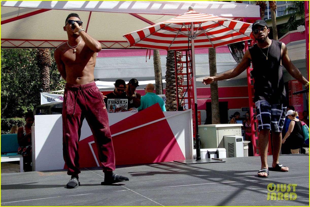 bryshere gray shows off ripped body at flamingo pool party 12