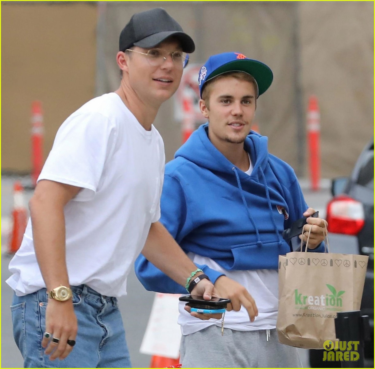 justin bieber returns to church after hitting photographer with truck 03