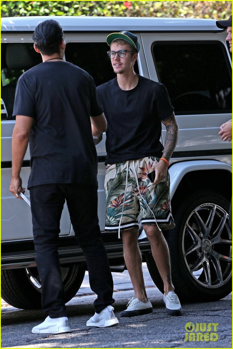 justin bieber attends zoe church conference on rose bowl performance date 01